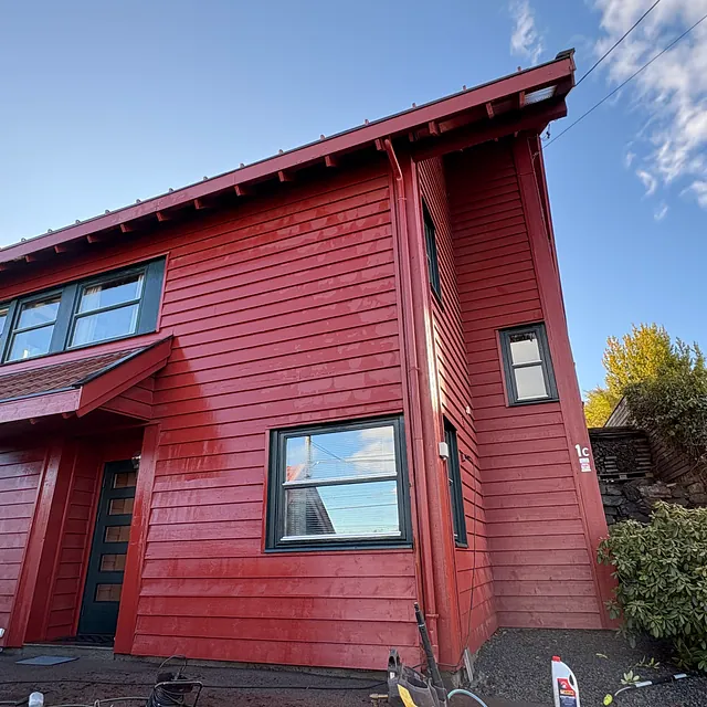 fasade av hus som er nymalt 