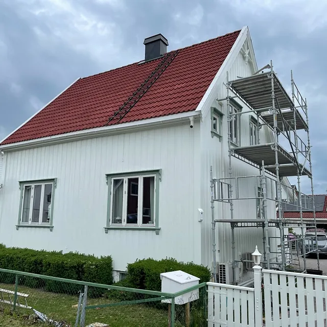 hvitt hus med stilas