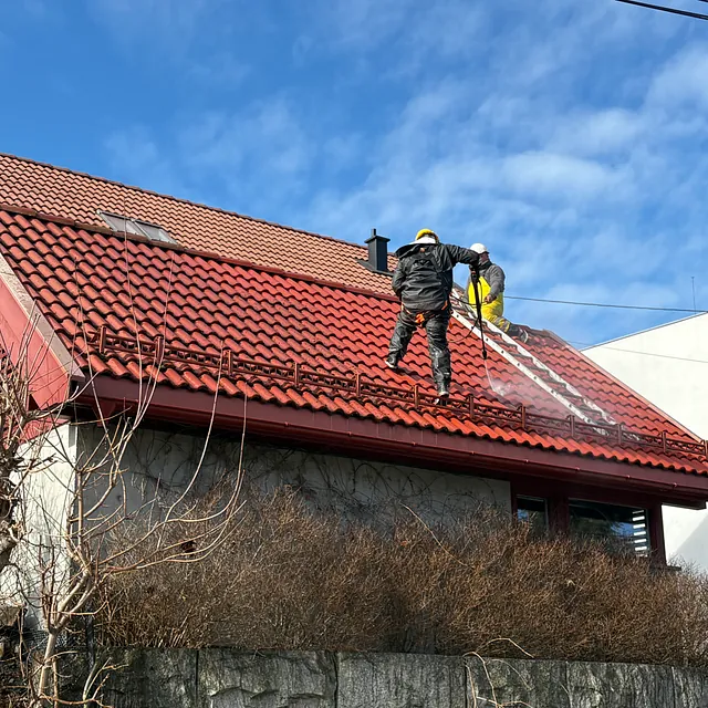mann som arbeider på raket